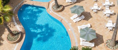 Kolam renang outdoor, dengan kursi berjemur