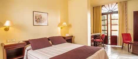 Caja de seguridad en la habitación, cortinas blackout y ropa de cama