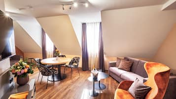 Deluxe-Suite | Allergikerbettwaren, Daunenbettdecken, Minibar, Schreibtisch