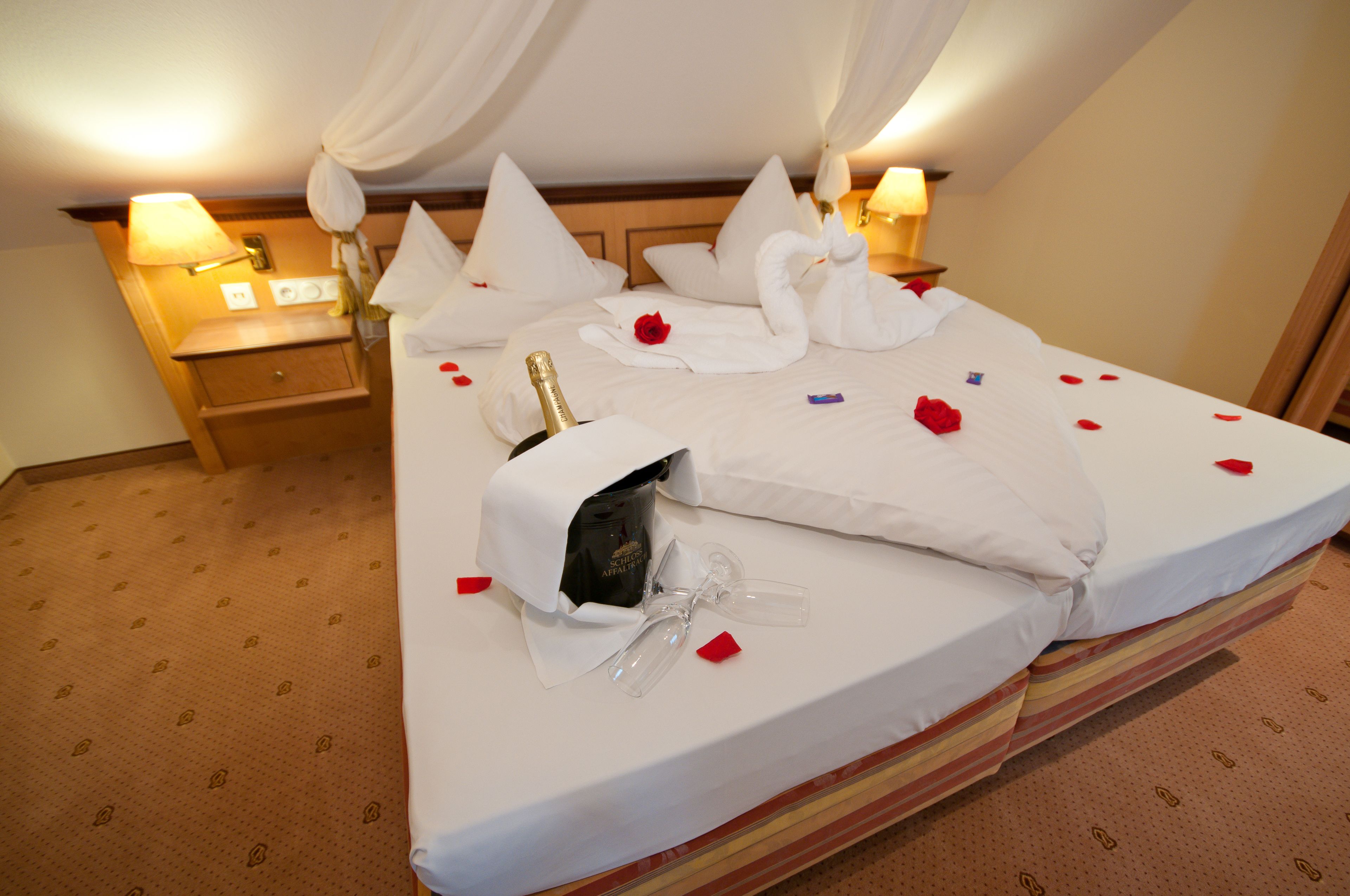 deluxe suite | hypo-allergenic bedding, down duvets, minibar, desk