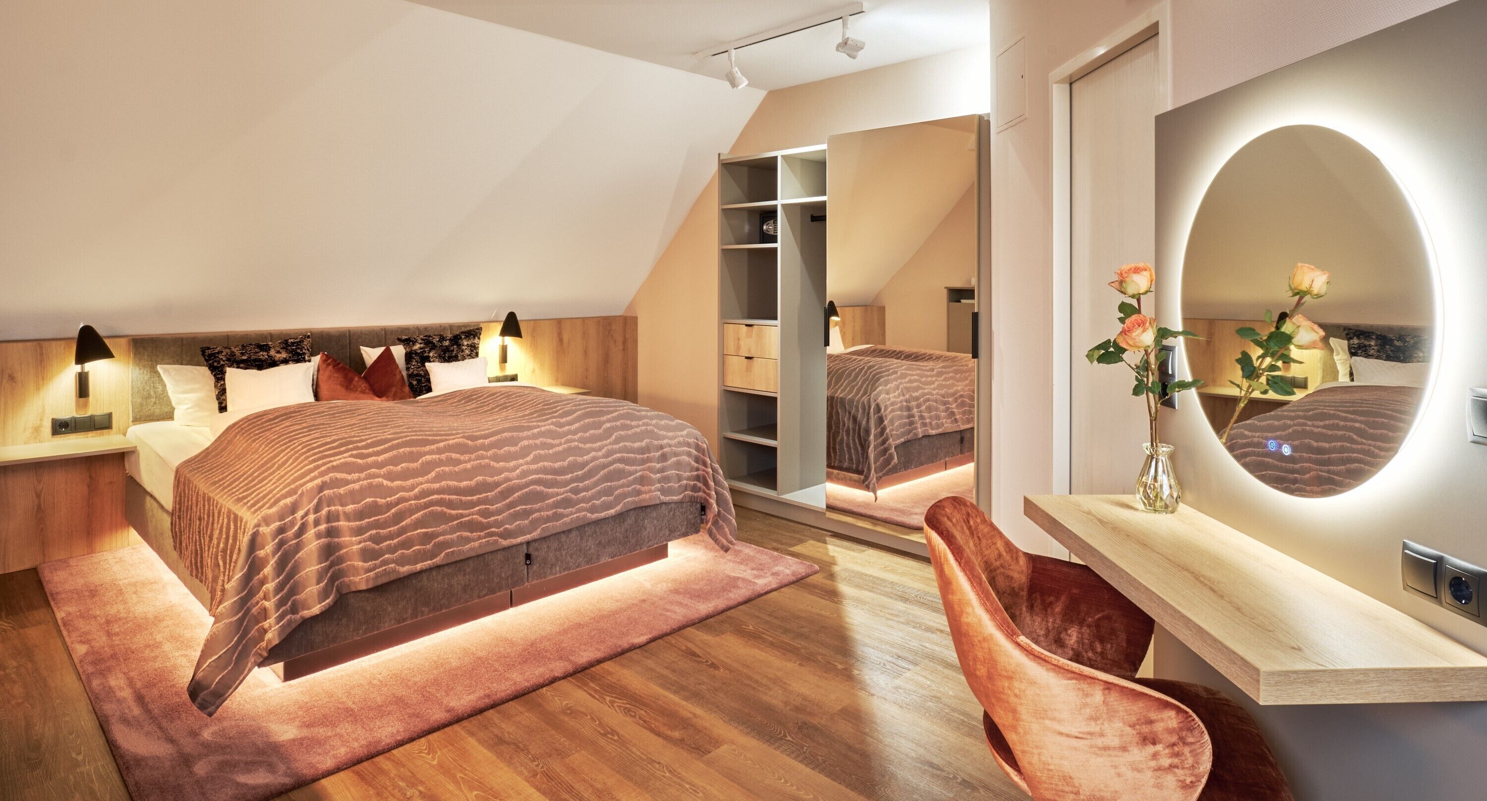 Allergikerbettwaren, Daunenbettdecken, Minibar, Schreibtisch