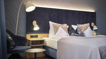 Ropa de cama hipoalergénica, edredones de plumas, minibar y escritorio