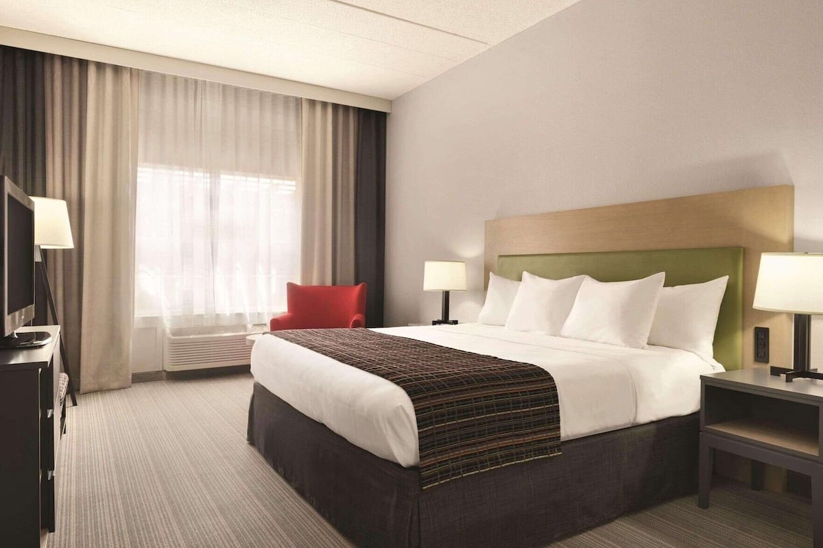 Premium bedding, desk, blackout drapes, soundproofing