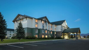 A Fairfield by Marriott hotel with a multi-story structure, a covered entrance, and a parking lot. - Fairfield Inn and Suites by Marriott Anchorage (Anchorage)
