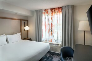 Executive Suite, 1 King Bed with Sofa bed (Mobility/Hearing Accessible, Tub) | Premium bedding, desk, blackout drapes, iron/ironing board