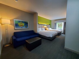 Suite, 2 camas de matrimonio (Additional Living Area) | Escritorio, tabla de planchar con plancha, camas supletorias gratuitas