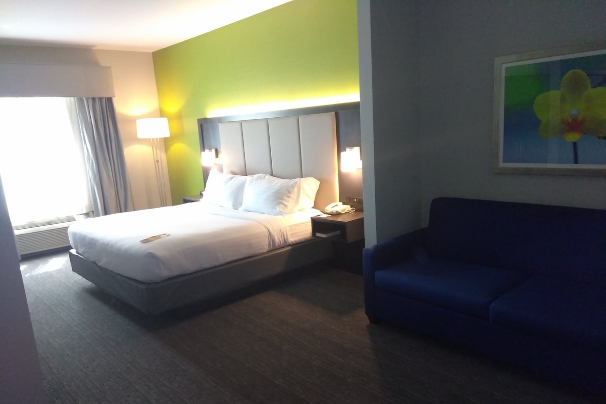Suite, 1 kingsize bed (Additional Living Area) | Een bureau, een strijkplank/strijkijzer, gratis extra bedden