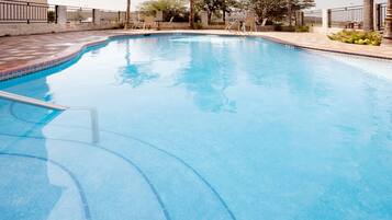 Ulkouima-allas avoinna 10.00–23.00, aurinkotuoleja