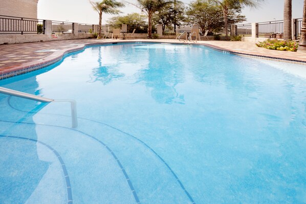 Alberca al aire libre, acceso de 10:00 a 23:00, y camastros 