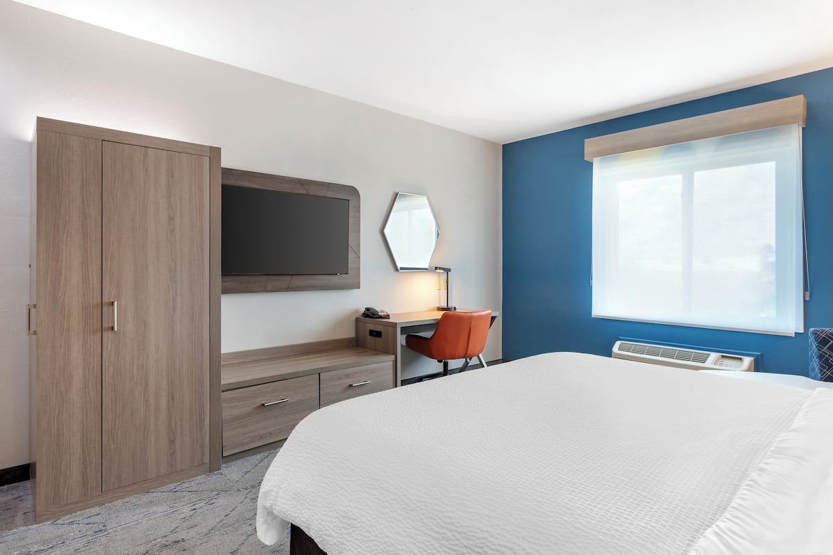 Premium bedding, in-room safe, desk, laptop workspace
