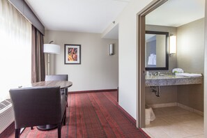 Desk, blackout drapes, iron/ironing board, free cribs/infant beds - Holiday Inn Express Hotel & Suites Auburn by IHG (Auburn)