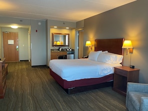 Phòng Suite, 2 giường cỡ queen, không hút thuốc, quang cảnh hồ | Màn/rèm cản sáng, bàn ủi/dụng cụ ủi quần áo