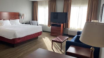 Studio Suite, 1 King Bed with Sofa bed, Non Smoking | Blackout drapes, iron/ironing board, rollaway beds, free WiFi