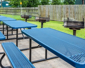 Outdoor picnic tables and barbecue grills. - Suburban Studios Avondale (Westwego)