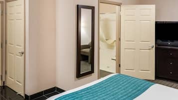 Combined shower/tub, towels