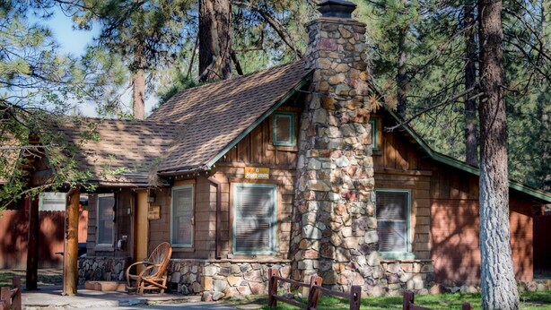 View from room - Golden Bear Cottages (Big Bear Lake)