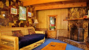 Living room - Golden Bear Cottages (Big Bear Lake)
