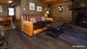 Living area - Golden Bear Cottages (Big Bear Lake)