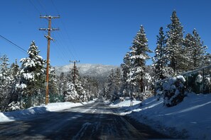 Comfort Studio, 1 Queen Bed, Kitchen | View from room - Golden Bear Cottages (Big Bear Lake)