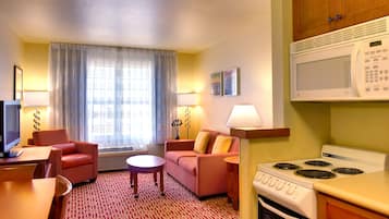 Full-size fridge, microwave, oven, stovetop