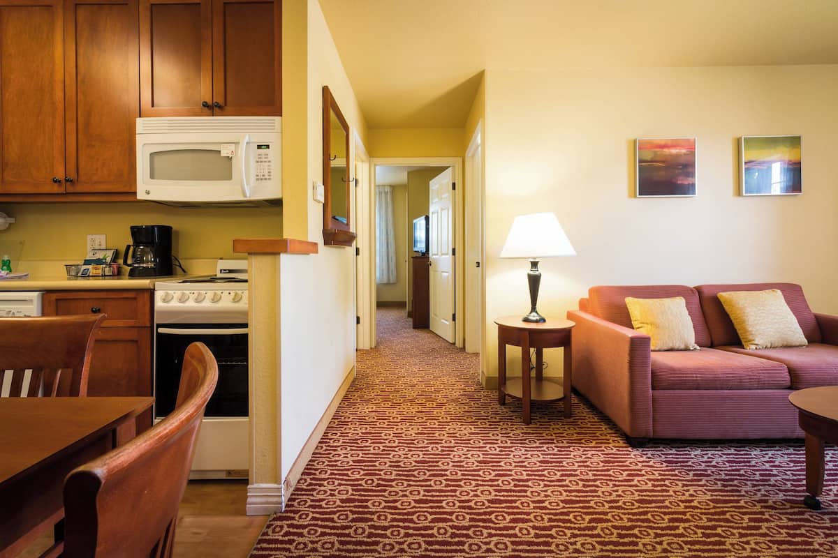 Caja de seguridad en la habitación y tabla de planchar con plancha