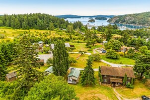 Room, 1 Bedroom, Fireplace, Marina View (Deer Harbor Inn #6) | Property grounds