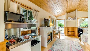 Cabin, 1 Bedroom, Hot Tub, Marina View (Deer Harbor Cottage #1) | Private kitchen | Fridge