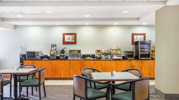 Ilmainen päivittäinen mannermainen aamiainen