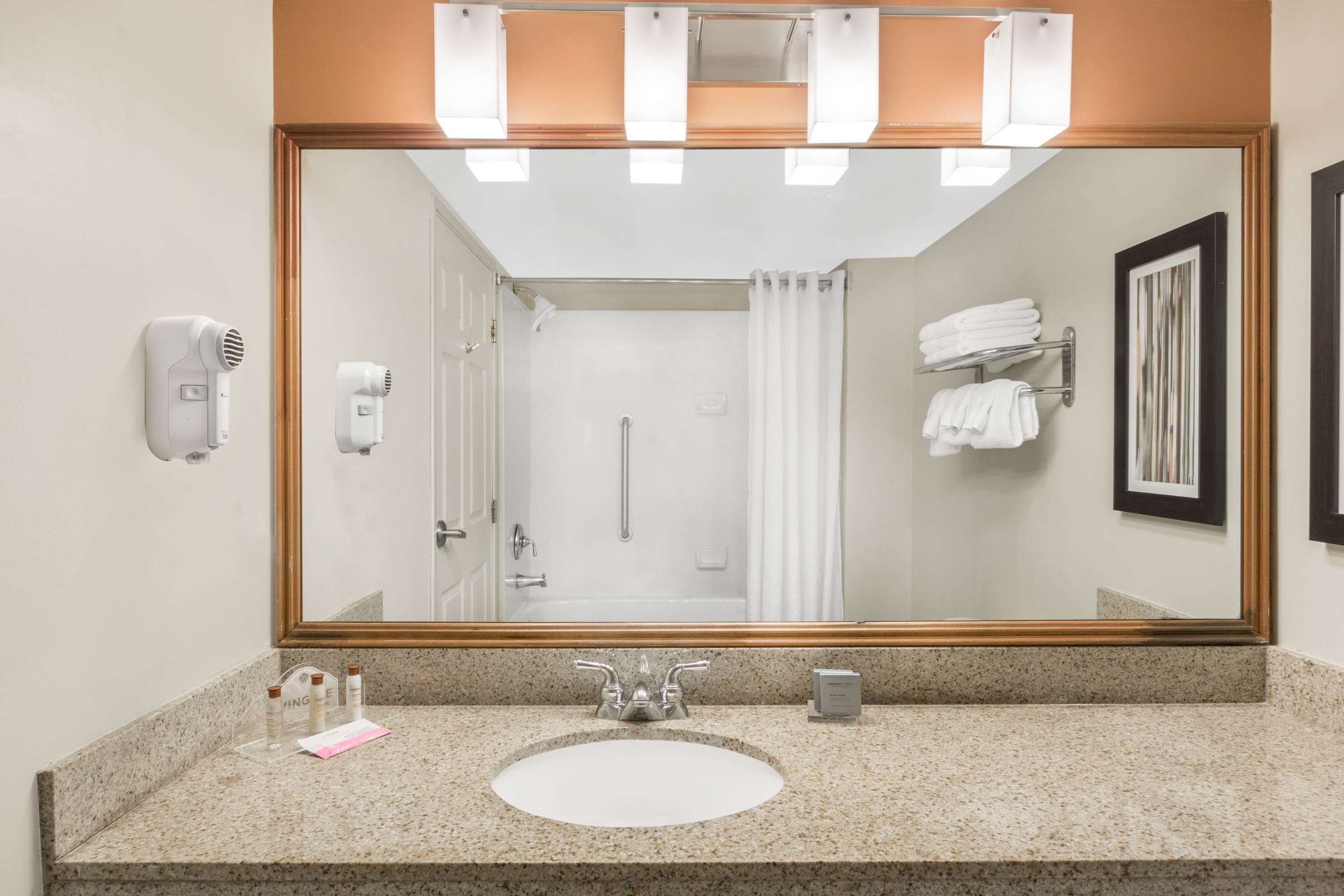 Combined shower/bathtub, free toiletries, hair dryer, towels