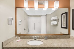 Duschwanne, kostenlose Toilettenartikel, Haartrockner, Handtücher