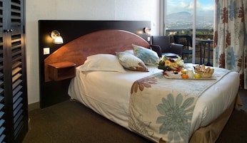 Escrivaninha, quartos à prova de som, Wi-Fi de cortesia, roupa de cama