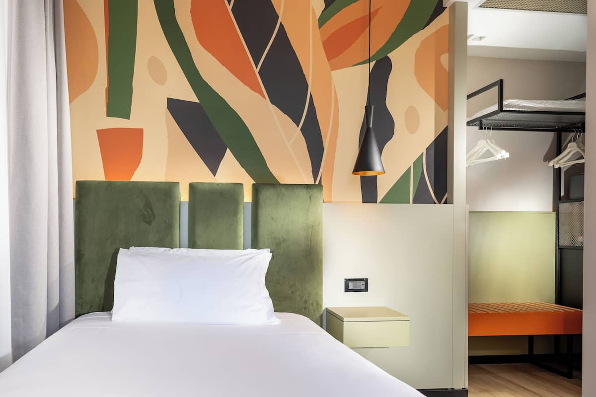 Single Room | Egyptian cotton sheets, premium bedding, down comforters, minibar
