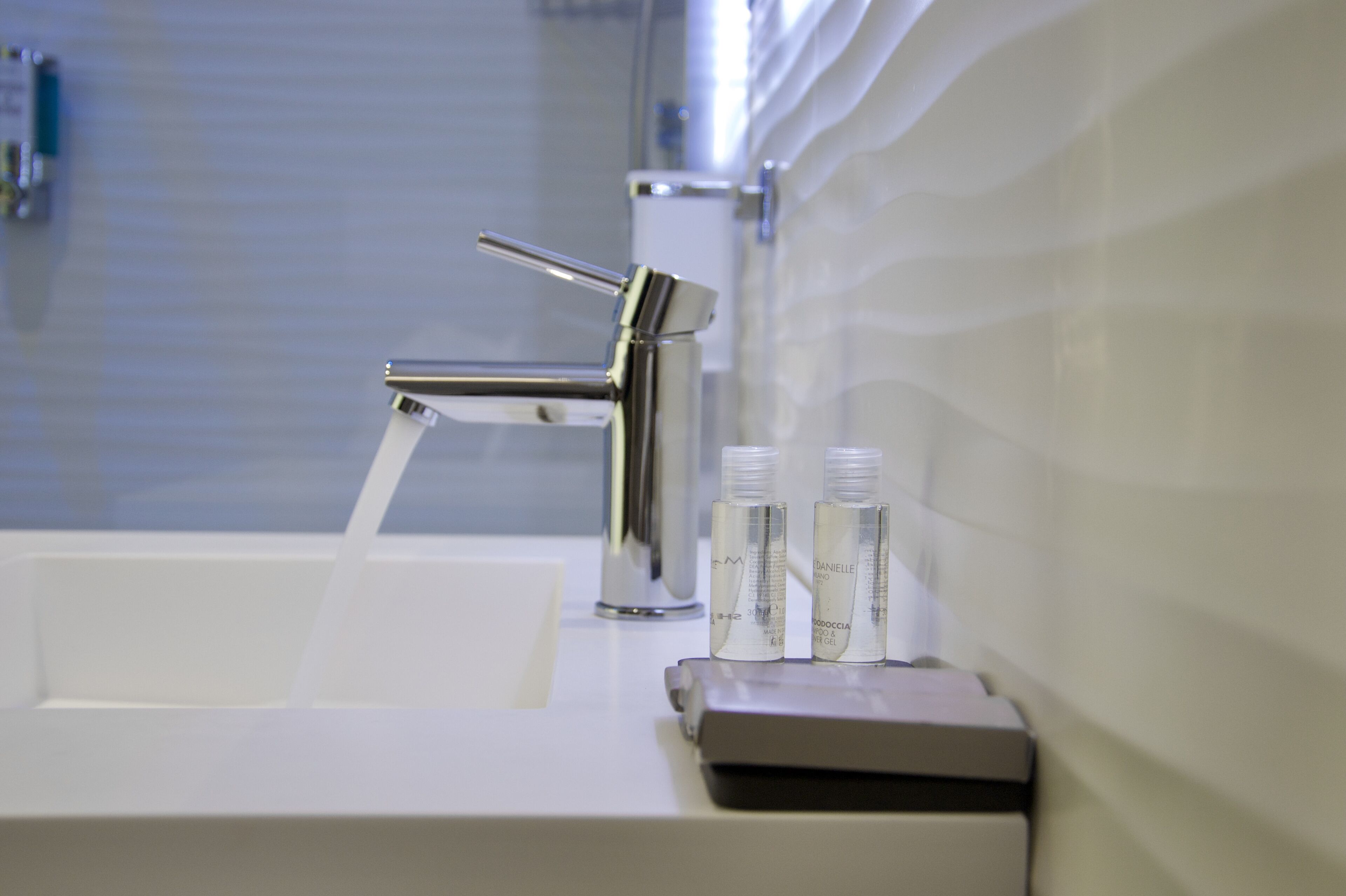 combined shower/bathtub, rainfall showerhead, free toiletries