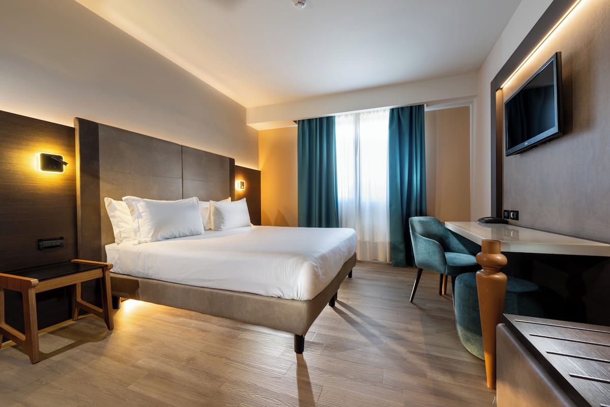 Egyptian cotton sheets, premium bedding, down duvets, minibar