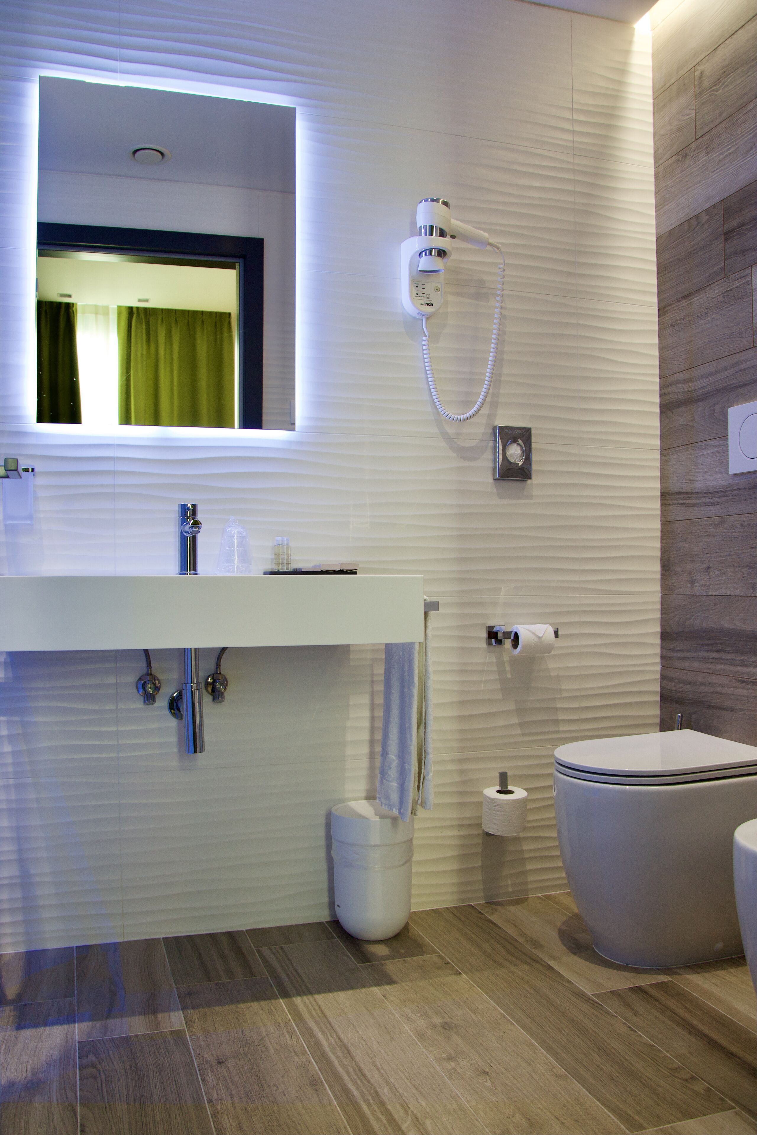 combined shower/bathtub, rainfall showerhead, free toiletries