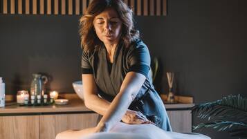 Couples treatment room(s), sauna, hot tub, steam room