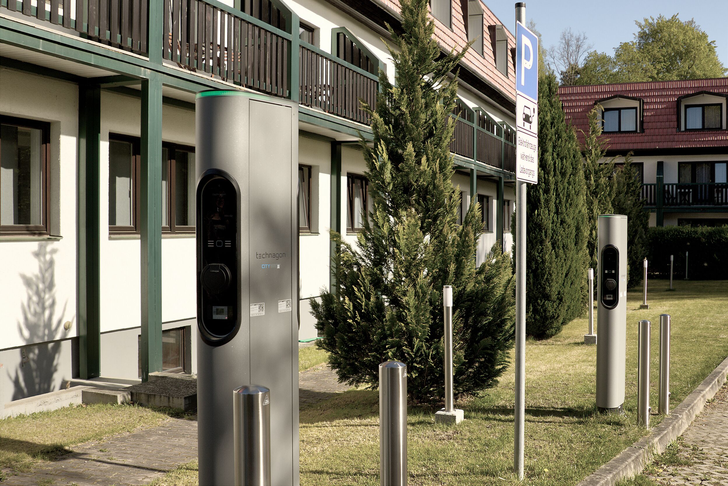 Electric vehicle charging station