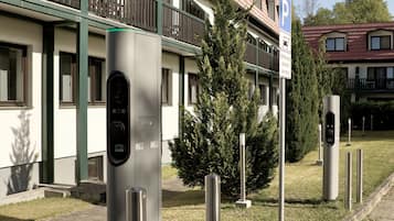 Electric vehicle charging station