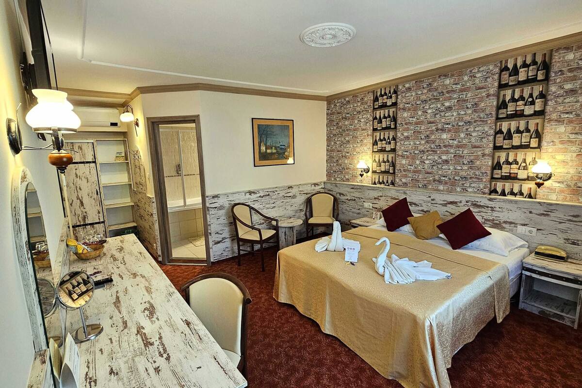 Vintage Double or Twin Room | 1 bedroom, minibar, desk, soundproofing