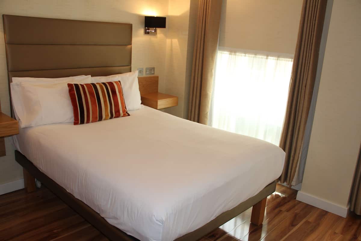 Habitación doble | Sábanas de algodón egipcio, escritorio y cortinas blackout 