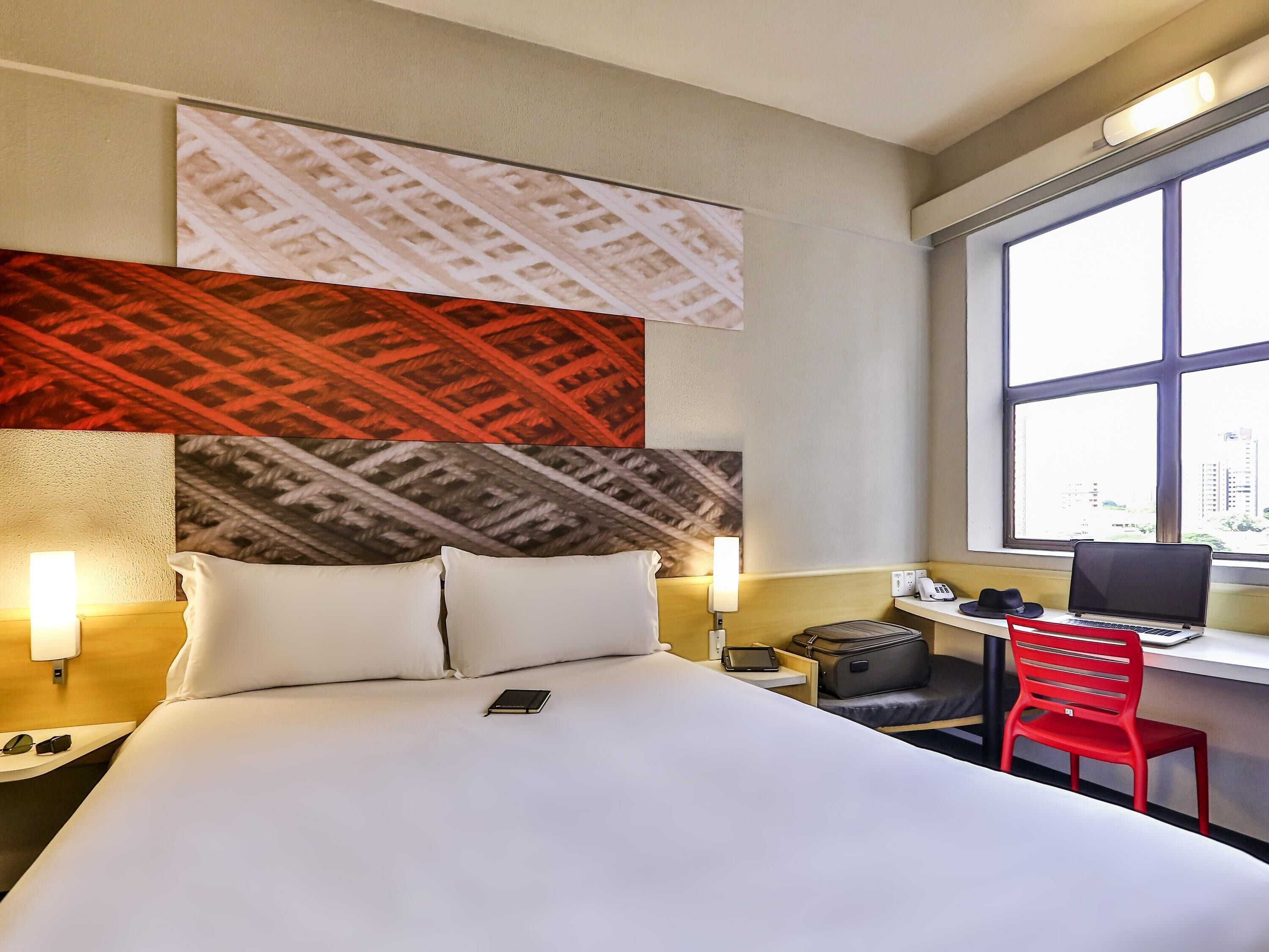 Rom – standard, 1 dobbeltseng | Minibar, skrivebord, skrivebord for bærbar PC og blendingsgardiner