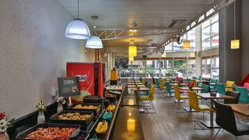 Daily cooked-to-order breakfast (BRL 54.00 per person)
