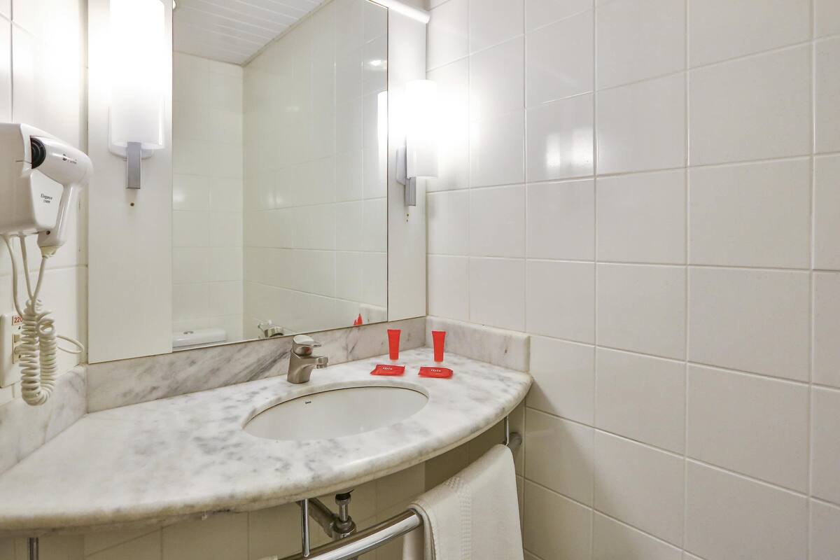 Habitación estándar, varias camas | 1 habitación, minibar, escritorio y espacio para trabajar con laptop