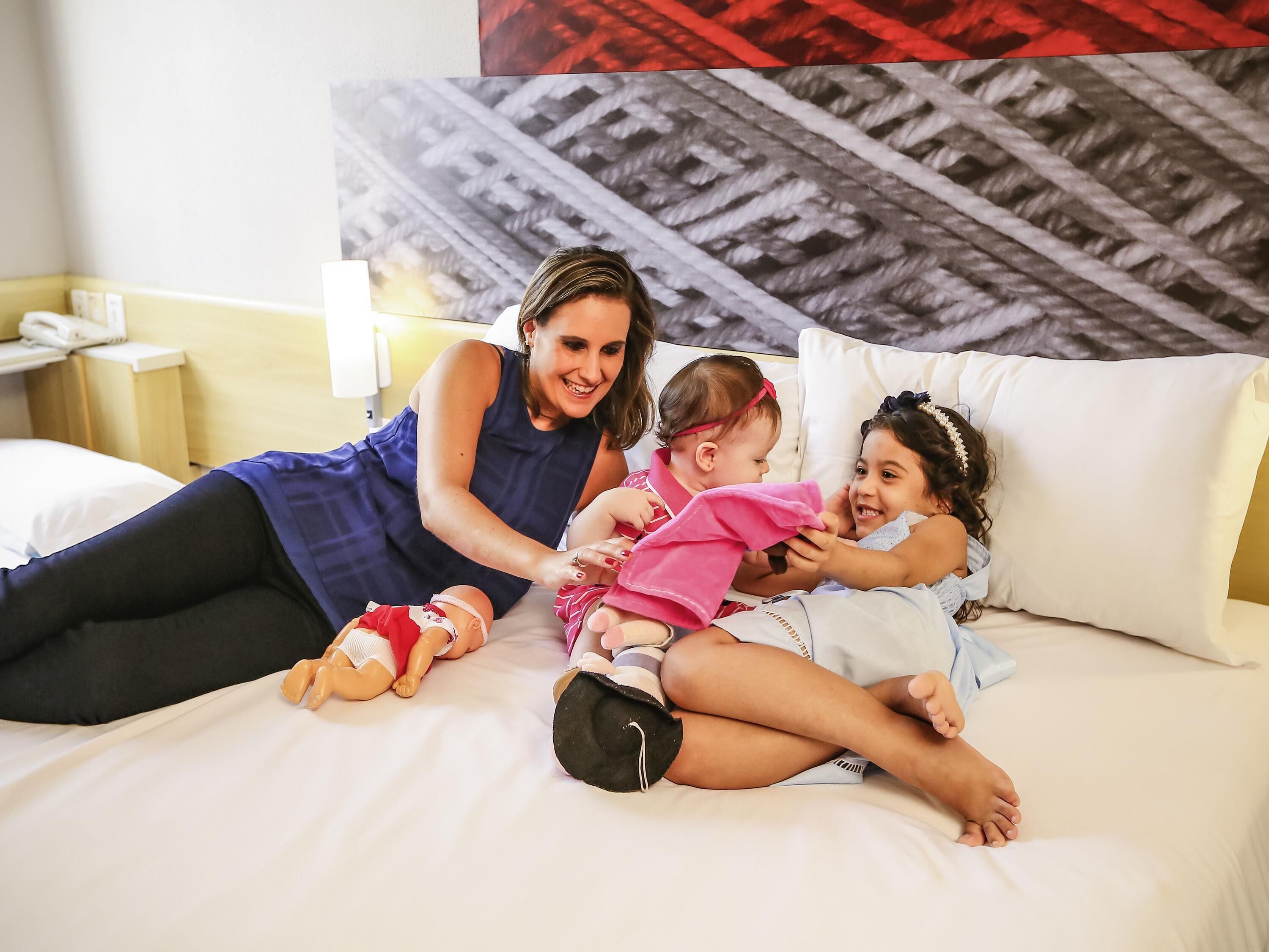 ميني بار ومكتب ومساحة عمل للكمبيوتر المحمول وستائر تعتيم