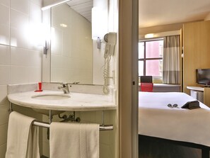 Standaard kamer, 1 tweepersoonsbed | 1 slaapkamer, een minibar, een bureau, een laptopwerkplek