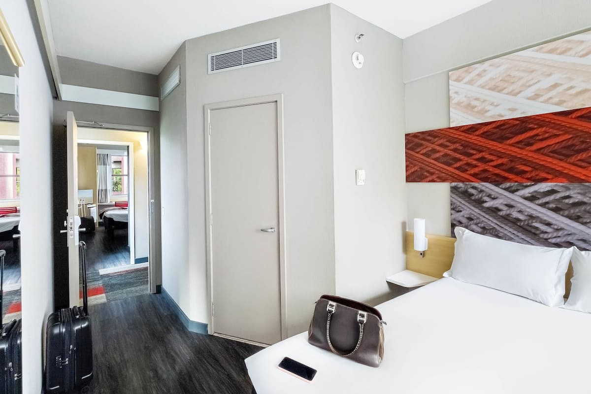 Apartamento família, 2 camas de casal | Frigobar, escrivaninha, espaço de trabalho para notebook