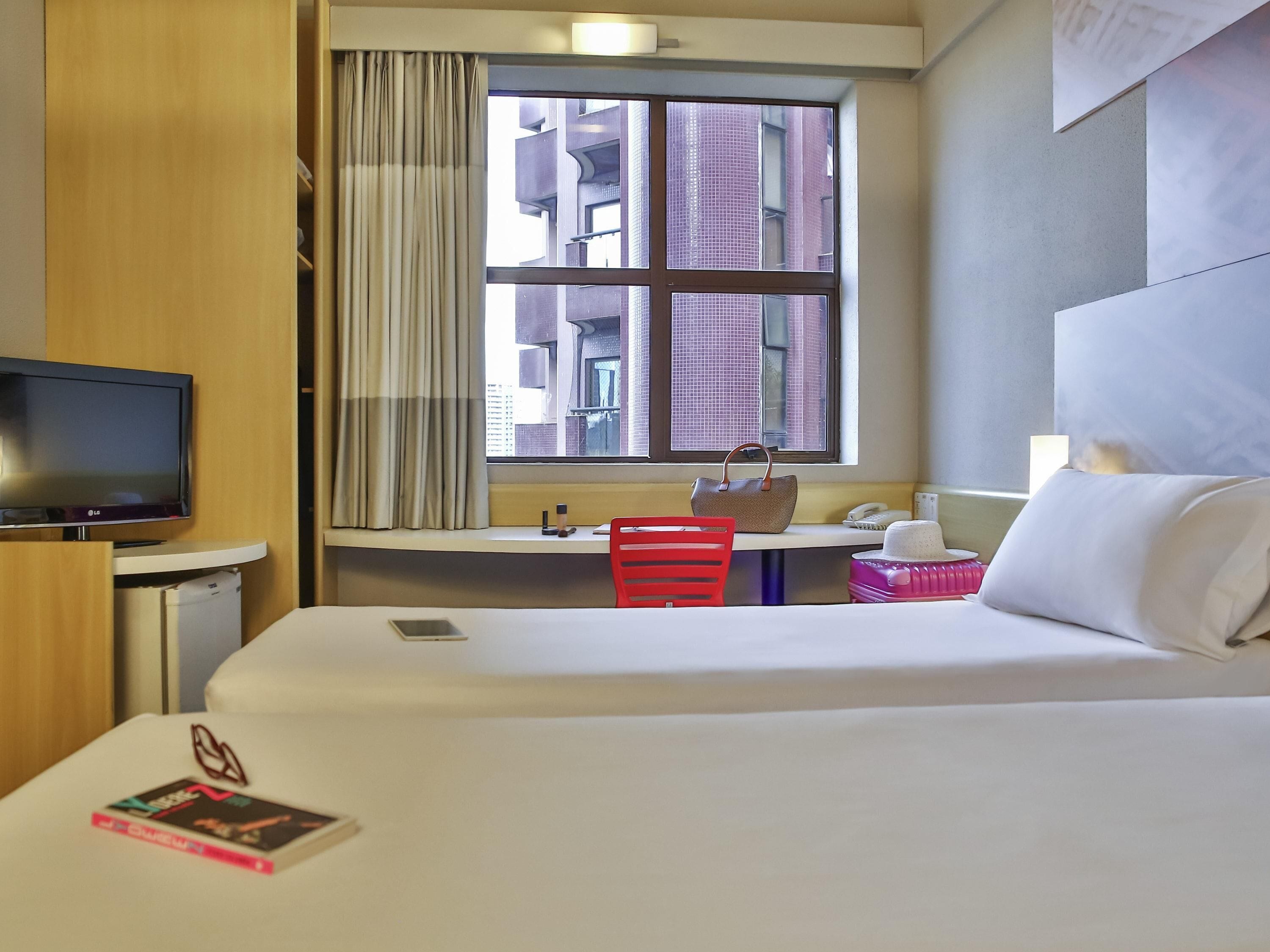 Rom – standard, 2 enkeltsenger | Minibar, skrivebord, skrivebord for bærbar PC og blendingsgardiner