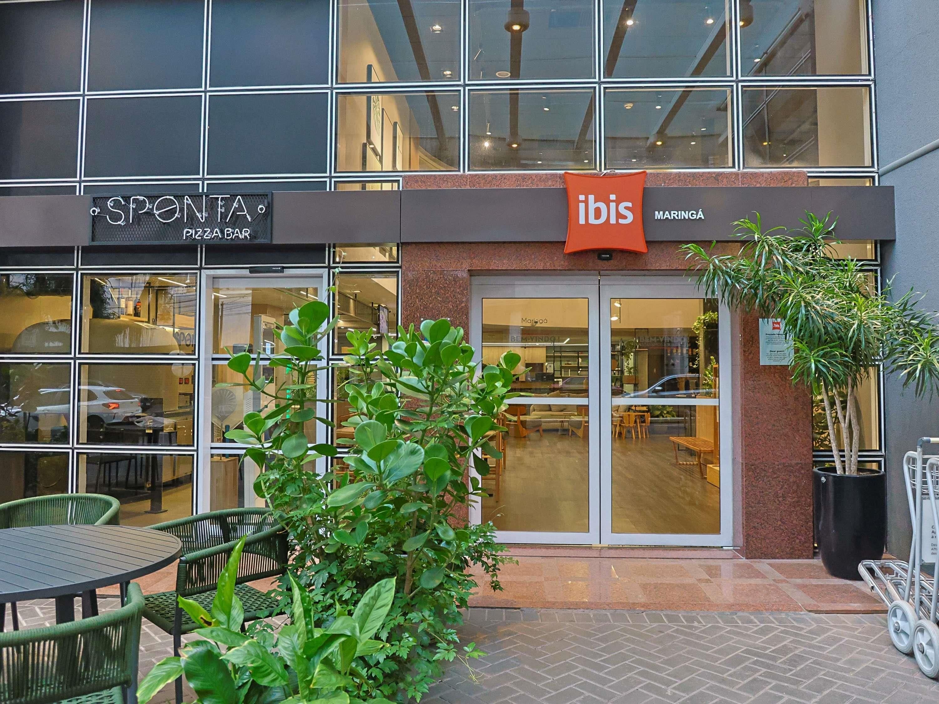 Un edificio con una fachada que muestra los nombres 'SPONTA' e 'ibis'.