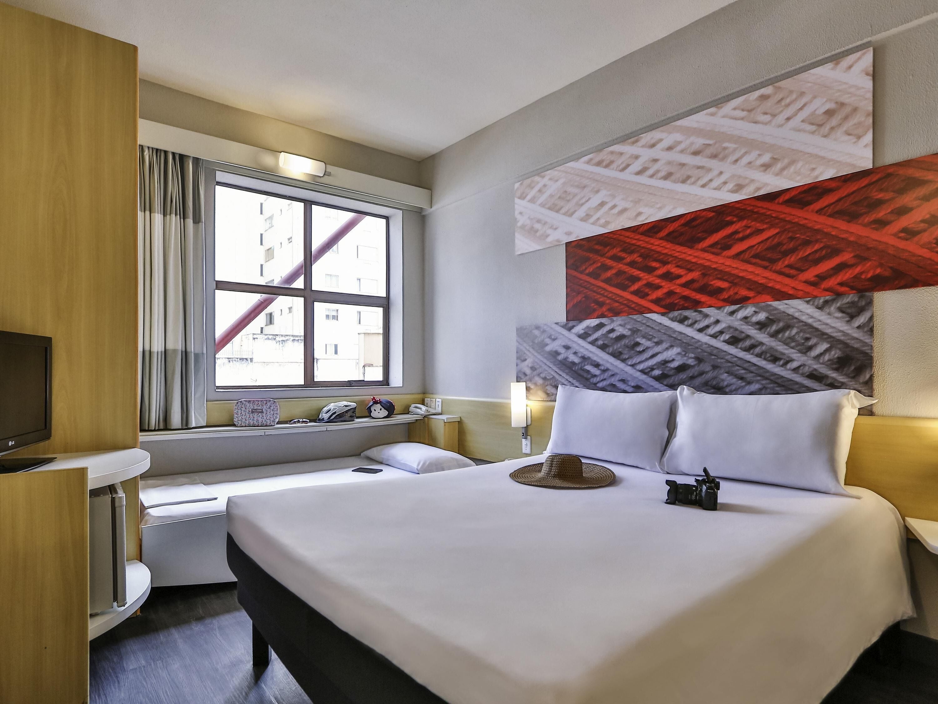 Minibaari, työpöytä, kannettavalle tietokoneelle sopiva työtila