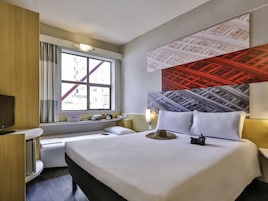 Frigobar, escrivaninha, espaço de trabalho para notebook